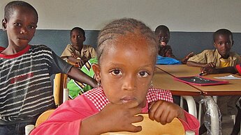 Plan spricht Mädchen und Jungen in guineischen Schulen an, um die weitere Ausbreitung des Ebola-Virus zu verhindern. 