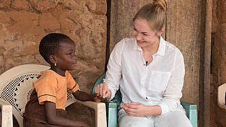 Gina Lückenkemper besuchte ihr Plan-Patenkind Anabella in Ghana (© Sandra Gätke)
