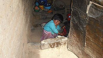 Alltag in Bolivien: Schwester Liliana in der Küche beim Abwaschen.