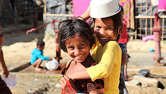 Zwei Mädchen im Geflüchtetencamp Cox's Basar in Bangladesch © Plan International