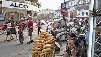 Eine belebte Straßenecke in Hanoi, Vietnam