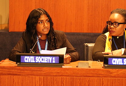 Vithya hält eine Rede als Jugenddelegierte während der 69. Sitzung der UN-Frauenrechtskommission (CSW) in New York und setzt sich für die Rechte von Mädchen und Frauen ein.