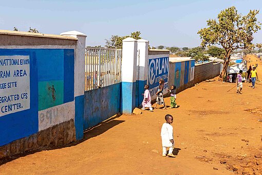 Blick auf das Tor zu einem Geflüchteten-Camp