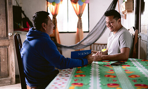 Kevin mit Programm Mitarbeiter