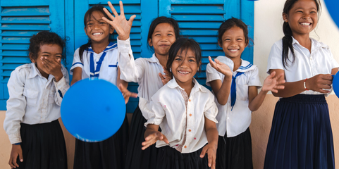 Mädchen spielen mit blauen Ballons