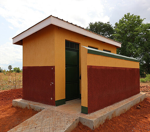 Neu erbauter Toilettenblock für Schule in Südsudan 