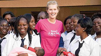 Botschafterin für Because I am a Girl: Die 22-Jährige mit den angehenden Grundschullehrerinnen der Teachers' Training School.