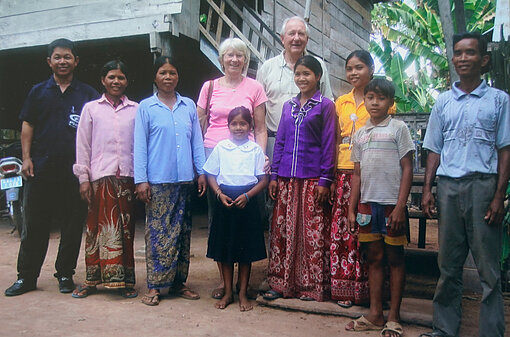 Gruppenfoto mit Marita und Heinz Kisgen während eines Patenkindbesuchs in Kambodscha