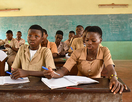 Ein Schulbesuch ist für viele Mädchen und Jungen in ländlichen Regionen von Benin nicht selbstverständlich Mädchen sitzen in einer Schulbank