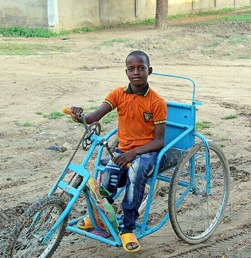 Ibrahim im Dreirad-Rollstuhl