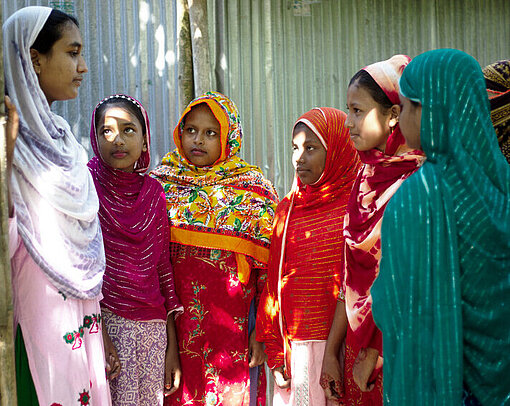 Ria redet mit anderen Mädchen aus ihrer Gemeinde in Bangladesch