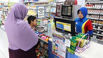 Eine Berufsausbildung ermöglicht es vielen jungen Frauen und Männern in Indonesien, eine gute Arbeit zu finden. Eine Berufsausbildung ermöglicht es vielen jungen Frauen und Männern in Indonesien, eine gute Arbeit zu finden.