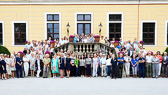 Gruppenfoto mit rund 150 Menschen beim Stiftungstreffen der Stiftung Hilfe mit Plan2022 in Dresden