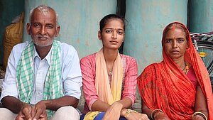 Berufsbildungsprojekt stärkt Familien und junge Frauen in Nepal. Familie mit junger Frau aus Dhanusha in Nepal, beteiligt am Projekt zur Berufsbildung.