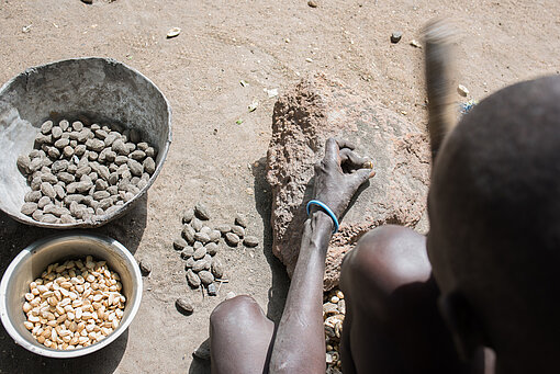 Kochen und den Haushalt führen liegt in Südsudan traditionell bei den Mädchen und Frauen