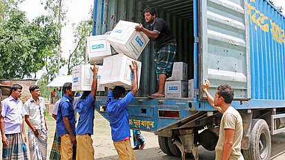 Plan International verteilt Nothilfepakete in Bangladesch. © Biploby Rani Dey Roy