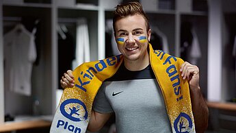 Mario Götze ist ab 15. Mai in TV-Spots von Plan zu sehen.