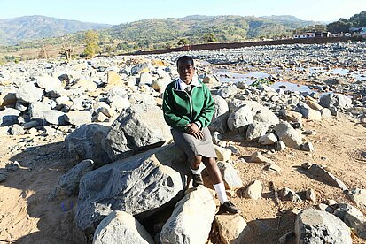 Die 14-jährige Kudzaishe aus Zimbabwe verlor durch den Zyklon Idai ihr Zuhause und konnte monatelang nicht zur Schule gehen. ©Plan International