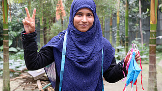 Sumaiya hat gemeinsam mit ihren Mitschüler:innen aus der Safe Schools Initiative 1.200 wiederverwendbare Masken hergestellt und in ihrer Gemeinde verteilt. © Biploby Rani Dey Ro/ Plan International.