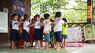 In Phase II unseres Projektes "Mangelernährung verhindern" konzentrieren wir uns besonders auf die Gesundheit und Förderung für Kinder bis sechs Jahre. © Plan International