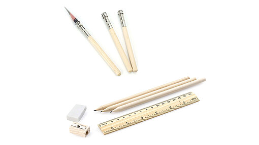 10135_bleistift_set Drei Bleistifthalter, Bleistifte, Lineal und Anspitzer aus hellem Holz mit Radiergummi.
