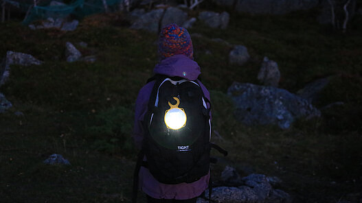 Hell leuchtende Lampe in der Dunkelheit