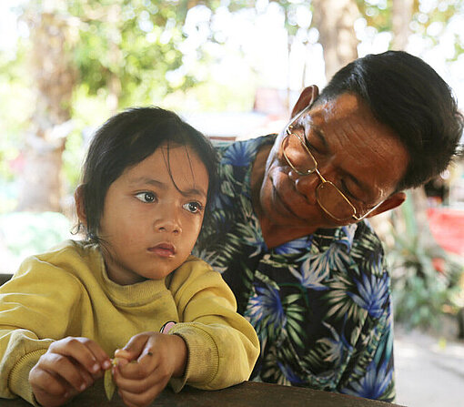 Vater und Tochter in Kambodscha