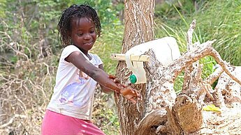 Durch bessere Hygiene, Latrinen und regelmäßiges Hände waschen können Krankheiten in Haiti verringert werden Durch bessere Hygiene, Latrinen und regelmäßiges Hände waschen können Krankheiten in Haiti verringert werden