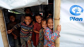 Plan errichtete mehrere kinderfreundliche Bereiche und Übergangsschulen in Nepal um den Mädchen und Jungen den nötigen Schutz zu gewährleisten. © Plan