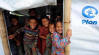 Plan errichtete mehrere kinderfreundliche Bereiche und Übergangsschulen in Nepal um den Mädchen und Jungen den nötigen Schutz zu gewährleisten. © Plan