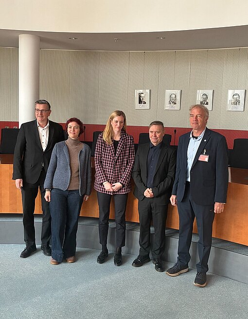 Gruppenfoto mit Teilnehmenden des Parlamentarischen Frühstücks