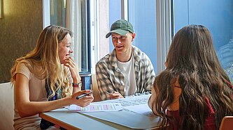 Jugendliche diskutieren die SDGs