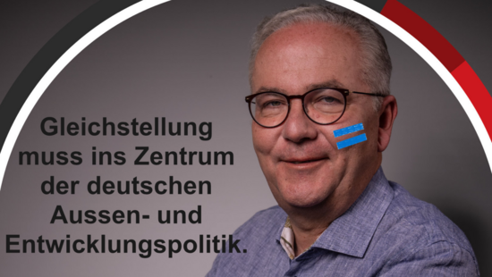 Klaus Wegener mit dem blauen Girls Get Equal-Gleichzeichen auf der Wange.