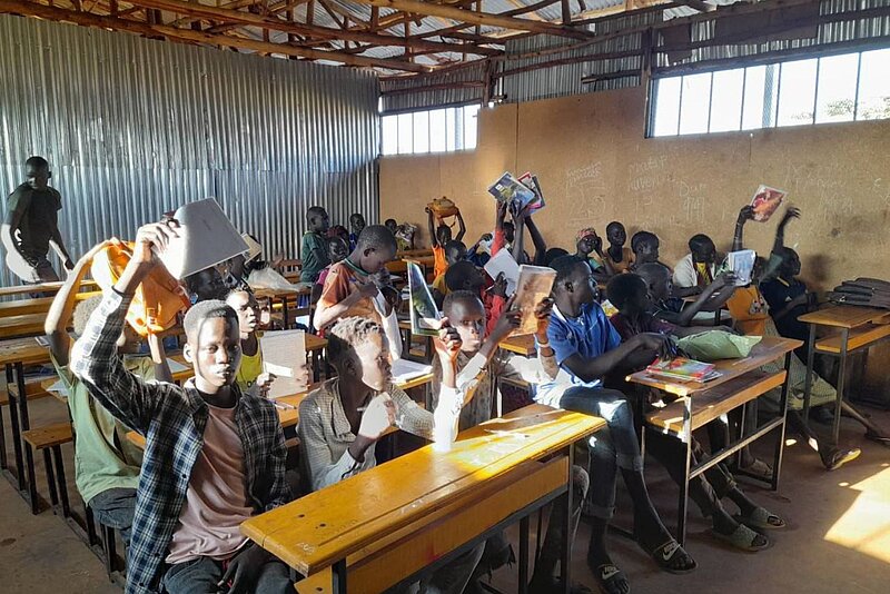 Des élèves réfugiés réunis dans une salle de classe