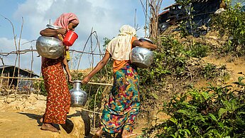 Mädchen holen Wasser im Flüchtlingscamp Cox's Bazar.