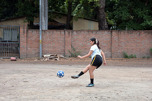 Virginia spielt auf dem Platz ihrer Gemeinde Fußball