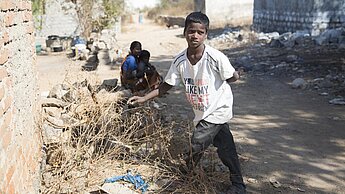 152 Millionen Mädchen und Jungen auf der Welt sind von Kinderarbeit betroffen - so wie der 12-Jährige Prabhat aus Indien, der auf einer Müllhalde nach Abfall sucht, den er verkaufen kann. Foto: Plan International