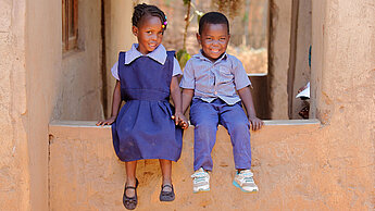 Kinder in Afrika zeigen ihren Alltag