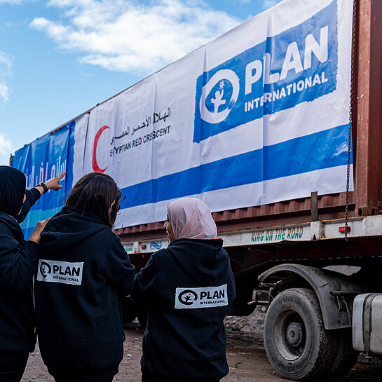 Ein LKW wartet am Grenzübergang Rafah