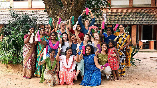 Bild: Junge Frauen in Indien mit ihren Stoffbinden