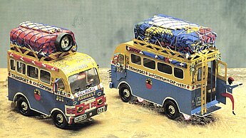 Mit der Ausstellung WeltSpielZeug rollen auch detailgetreue Blech-Busse aus dem Senegal in das Museum am Schölerberg.