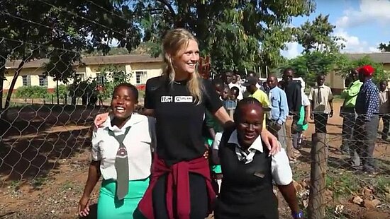 Toni Garrn in Simbabwe