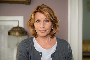 Porträt von Senta Berger, einer bekannten Schauspielerin, in einem hellen Wohnraum