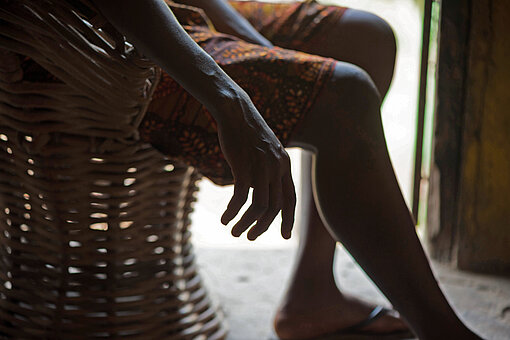 Die Silhouette einer erschöpften Frau in einem Stuhl sitzend