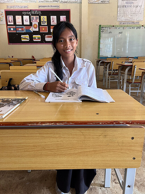 Sonita lernt am Tisch in ihrer Grundschule in Ratanakiri