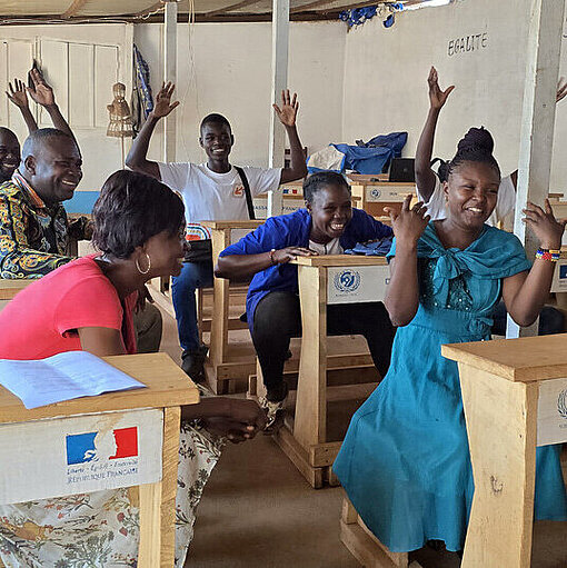 Informationszentrum mit jungen Meschen in CAR