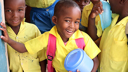 Kindheit und Schulbesuch statt Arbeit: Auch in vielen Ländern Afrikas ist Kinderhandel alltäglich. Wir wollen dies ändern.