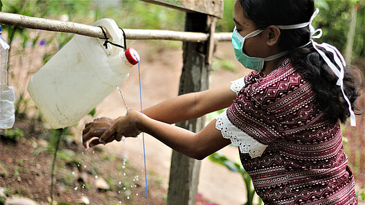 Gründliches Händewaschen mit Wasser und Seife ist eine der wichtigsten Maßnahmen zur Vorbeugung einer Corona-Infektion. © Plan International