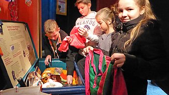 Kinder der Klasse 6c der "Graf-Anton-Günther-Schule" besuchen die Erlebnisausstellung.