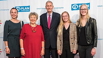 Die Schauspielerin Marie-Luise Marjan und der Buchautor Ulrich Wickert begrüßten Paula Janßen vom Plan-Jugendbeirat (links) sowie die engagierten Schülerinnen Lena und Jana.